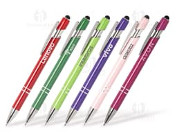 Caneta metal touch em diversas cores sobre uma mesa de escritório, ao lado de um bloco de notas, lápis e papel.