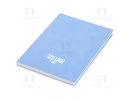 Caderno B5 PU preto sobre uma mesa de escritório, ao lado de um laptop, teclado, mouse e disco de vídeo. A imagem também