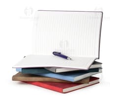 Caderno B5 PU preto sobre uma mesa de escritório, ao lado de um laptop, teclado, mouse e disco de vídeo. A imagem também