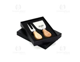 Kit Queijo 2 Peças em madeira de cor preta e marrom. Inclui uma ferramenta de moldar queijo e um carimbo para selar. Retrata