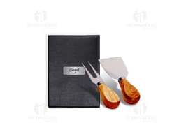 Kit Queijo 2 Peças em madeira de cor preta e marrom. Inclui uma ferramenta de moldar queijo e um carimbo para selar. Retrata