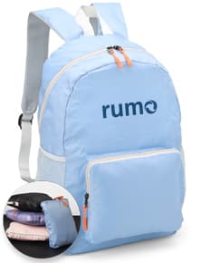 Mochila de Nylon Dobrável 23 Litros preta sendo segurada por um homem sorrindo, em um estúdio. O produto é um equipamento de viagem e possui zíper, alça, e é adequado para hiking, escola, negócios e lazer.