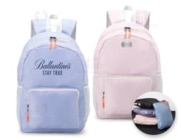 Mochila de Nylon Dobrável 23 Litros preta sendo segurada por um homem sorrindo, em um estúdio. O produto é um equipamento de