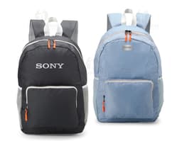 Mochila de Nylon Dobrável 23 Litros preta sendo segurada por um homem sorrindo, em um estúdio. O produto é um equipamento de