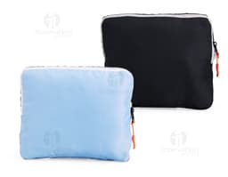 Mochila de Nylon Dobrável 23 Litros preta sendo segurada por um homem sorrindo, em um estúdio. O produto é um equipamento de