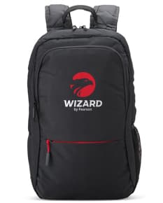 Homem de negócios sorridente e bem-sucedido em um terno preto, segurando uma mochila de nylon de 25L. O homem está em pé