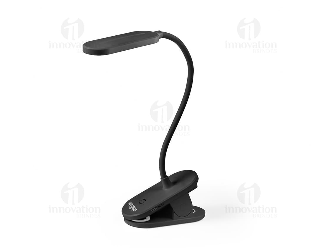 Desenho 3D de um golfista de metal com fone de ouvido de ferro, ícone de jogador, em pose de jogo.