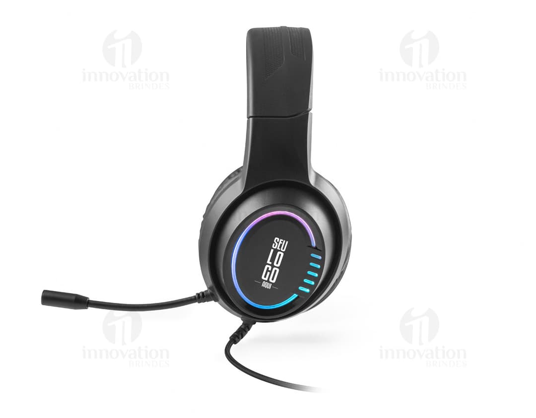 Fones de ouvido em metal prateado com design moderno, fechados com cadeado, simbolizando segurança e proteção. Conexão por