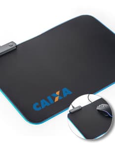 Tapete para jogos em poliéster preto com design clean e textura de couro, ideal para utilização de notebooks, mouse e outros equipamentos eletrônicos. Ideal para proteger e organizar seus dispositivos enquanto trabalha ou joga.