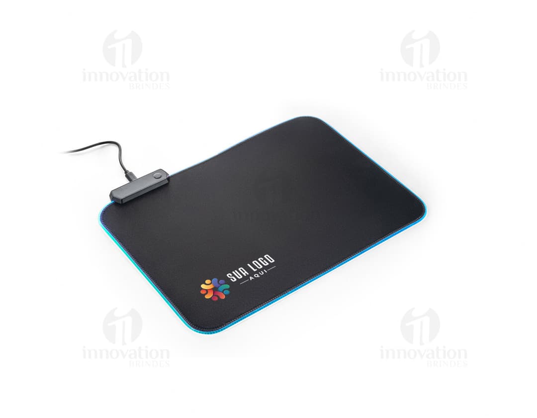 Tapete para jogos em poliéster preto com design clean e textura de couro, ideal para utilização de notebooks, mouse e outros