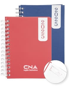 Agenda Diária 2025 Wire-o em um ambiente de escritório com notebook, papel em branco, pastas, envelopes, mensagens