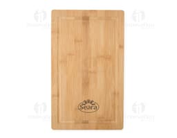 Kit churrasco com 5 peças, incluindo faca, garfo, pegador, espátula e avental com o logo da empresa.