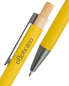 Caneta metal prateada com detalhes em dourado e tampa removível.