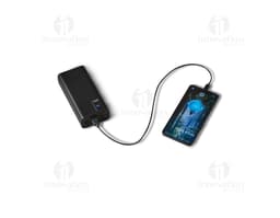 Equipamento moderno de tecnologia, uma bateria portátil em lítio com capacidade de 30.000 mAh, em um design preto e prata.