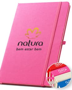 Caderno A5 de capa dura azul com elástico e marcador de páginas.