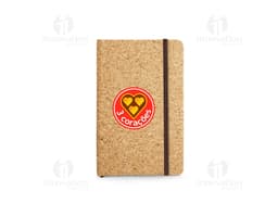 Caderno A6 em cortiça com folhas lisas.