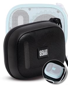 Caixa de som Bluetooth preta com design moderno e elegante, possui botões de controle na parte superior e conexão sem fio para dispositivos móveis.