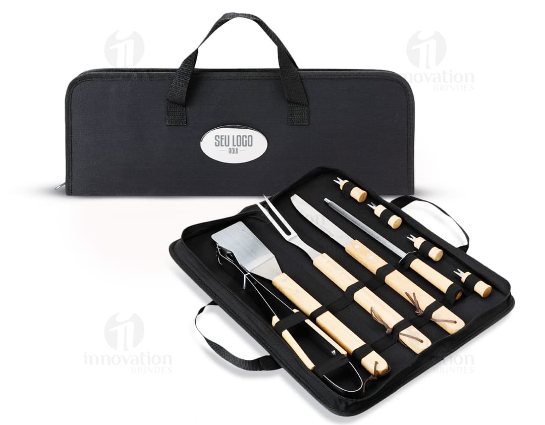 Kit Churrasco 9 Peças em fundo branco, composto por faca, garfo, pegador, espátula, escova de limpeza, tábua de corte