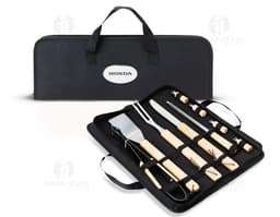 Kit Churrasco 9 Peças em fundo branco, composto por faca, garfo, pegador, espátula, escova de limpeza, tábua de corte