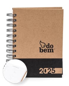 Agenda Diária 2025 com capa dura preta e páginas em papel reciclado, vista de cima em um fundo branco.