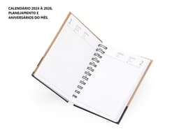 Agenda Diária 2025 com capa dura preta e páginas em papel reciclado, vista de cima em um fundo branco.