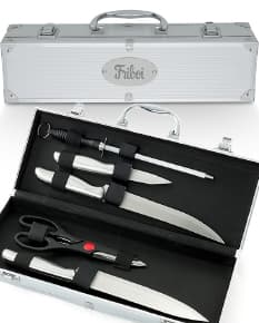Kit Churrasco 5 Peças: conjunto contendo faca, garfo, espátula, pinça e escova, em fundo branco.