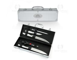 Kit Churrasco 5 Peças: conjunto contendo faca, garfo, espátula, pinça e escova, em fundo branco.