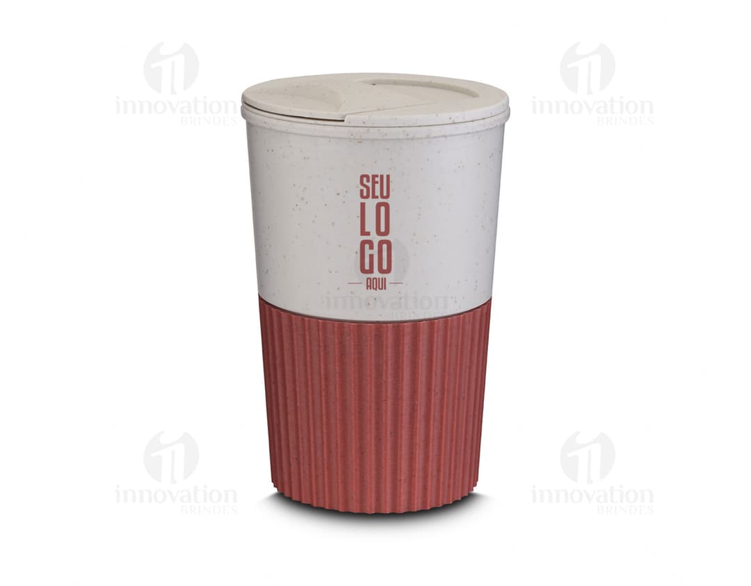 Copo plástico de 400ml em cor rosa, sem tampa, contendo líquido.