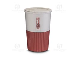 Copo plástico de 400ml em cor rosa, sem tampa, contendo líquido.