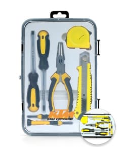 Kit ferramentas 7 peças, incluindo chave de fenda, chave inglesa, martelo, alicate, fita métrica, chave de fenda e furadeira. Feito de metal e plástico, ideal para trabalhos de reparo e construção. Cor amarela e preta, em uma caixa de ferramentas.