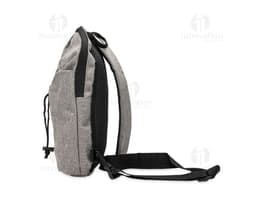 Mochila de Ombro 6 Litros na cor preta, com alças ajustáveis e bolso frontal com zíper.