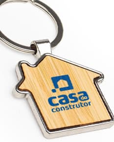 Chaveiro de metal em formato de bambu, com detalhes em dourado e prateado. Ótima opção de presente, com design elegante e