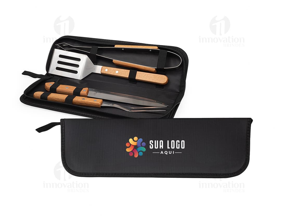 Kit churrasco 4 peças em caixa de couro preta contendo utensílios de metal e plástico, tais como faca, garfo, espátula e