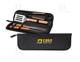 Kit churrasco 4 peças em caixa de couro preta contendo utensílios de metal e plástico, tais como faca, garfo, espátula e