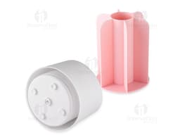 Organizador de pincéis colorido e brilhante contendo diversos tipos de pincéis, lápis, batons e outros acessórios de