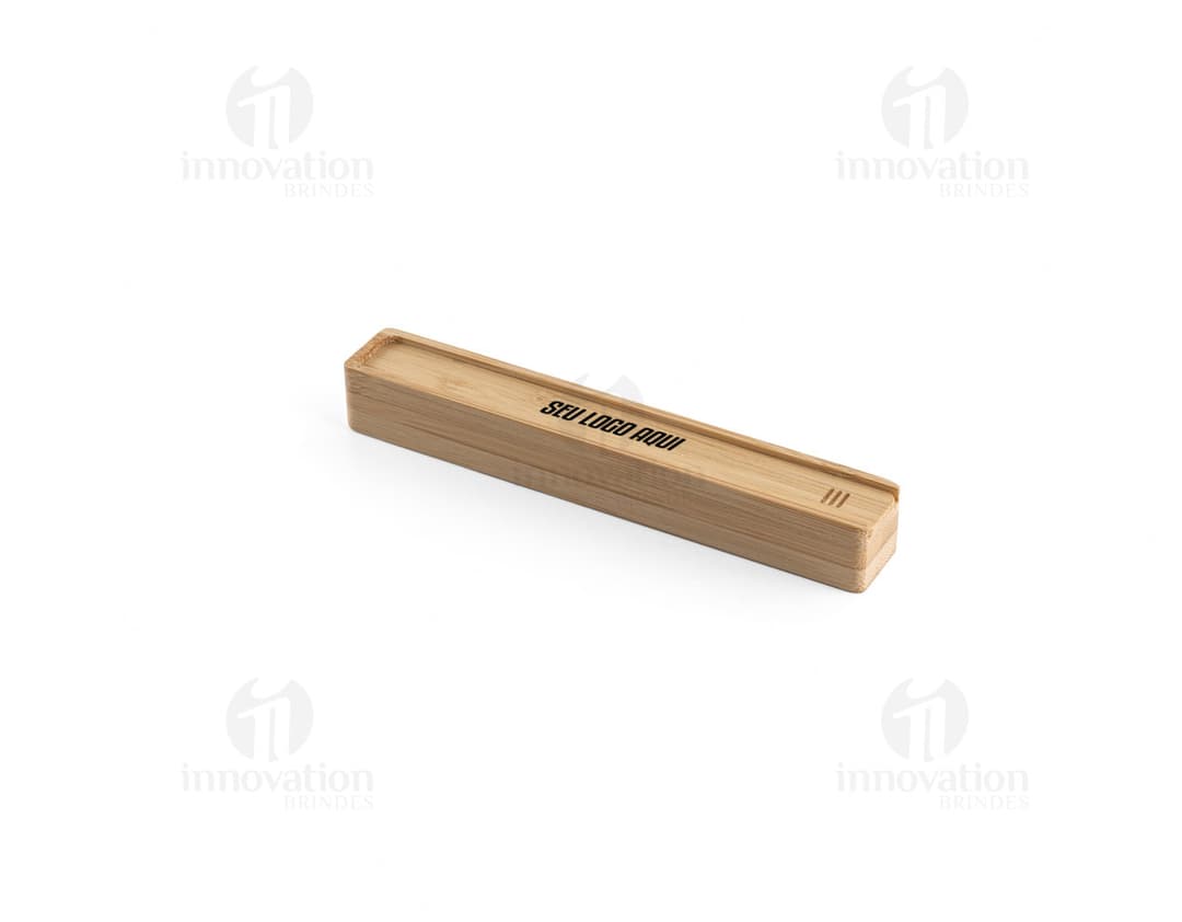 Estojo em bambu com fecho dourado, contendo lápis, caneta, régua e apontador.