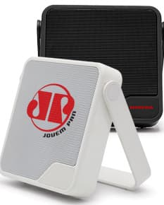 Caixa de som preta com botões de controle de volume e conexão Bluetooth no lado direito e textura de tecido na parte frontal.