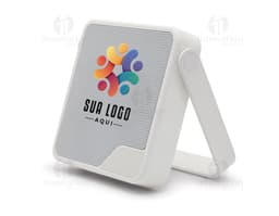 Caixa de som preta com botões de controle de volume e conexão Bluetooth no lado direito e textura de tecido na parte frontal.