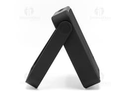 Caixa de som preta com botões de controle de volume e conexão Bluetooth no lado direito e textura de tecido na parte frontal.