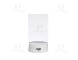 Luminária Led de Mesa na cor preta, com hastes flexíveis e base redonda. Acesa, iluminando um ambiente com luz branca.