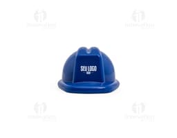 Chaveiro em forma de capacete de EPI para proteção.
