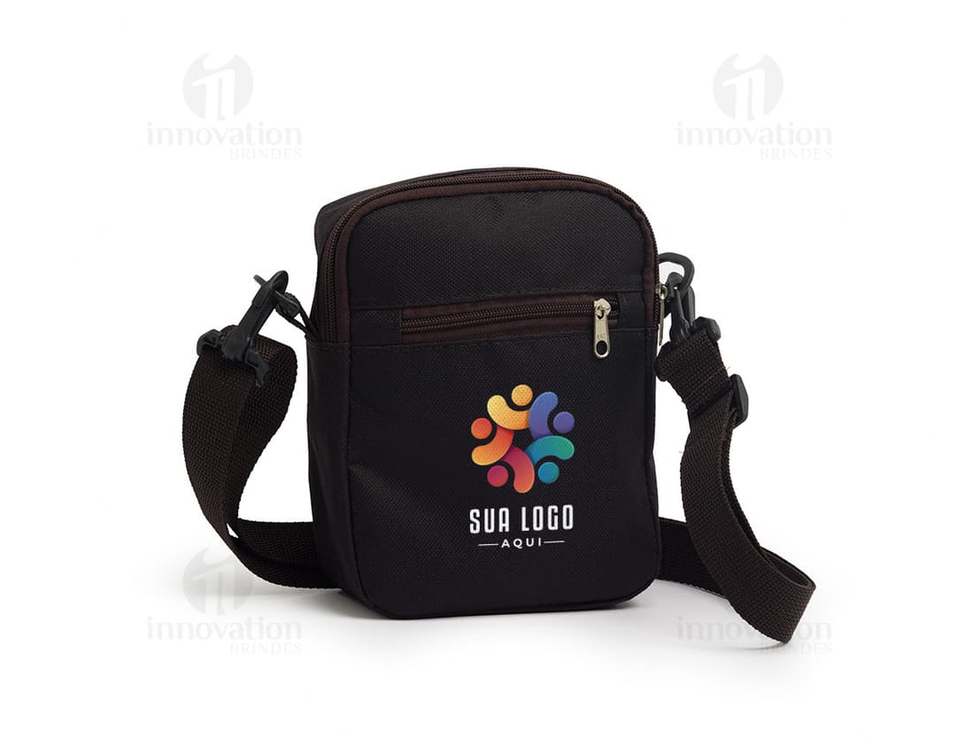 Mochila de ombro preta de couro para viagens de negócios, com alça, fecho de zíper e elegante estilo moderno. Ideal para
