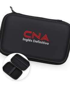 Estojo de couro sintético preto vazio, com design moderno e textura de couro. No interior, há espaço para armazenar um notebook, documentos e dinheiro. O estojo possui fecho de botão, costura de alta qualidade e é ideal para uso pessoal ou profissional.