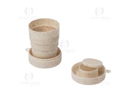 Copo retrátil de 200ml feito de fibra de arroz, ideal para comemorações e festas. O copo tem um formato redondo e é feito de