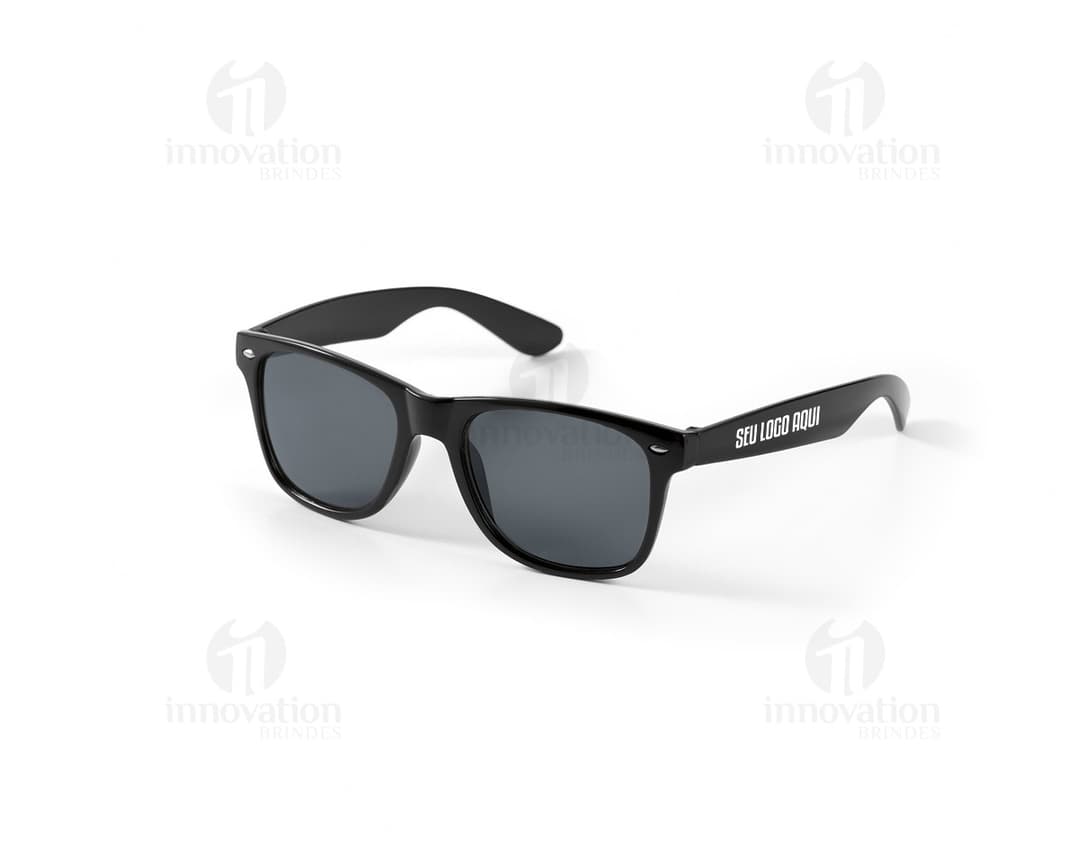 Óculos de sol em PC de cor preta, com lentes de proteção contra raios ultravioleta. Modernos, estilosos e elegantes, ideais