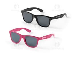 Óculos de sol em PC de cor preta, com lentes de proteção contra raios ultravioleta. Modernos, estilosos e elegantes, ideais