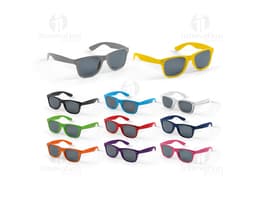 Óculos de sol em PC de cor preta, com lentes de proteção contra raios ultravioleta. Modernos, estilosos e elegantes, ideais