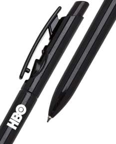 Caneta plástica preta com ponta afiada, ideal para escrever, desenhar e assinar documentos. Feita de material plástico resistente, possui tinta na cor preta e é um utensílio essencial para atividades de escritório, estudo e negócios.