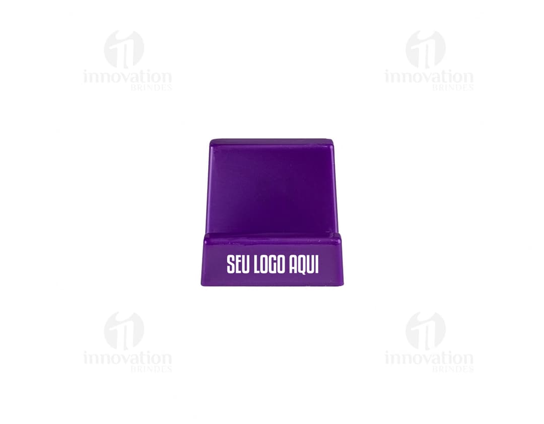 Suporte para celular preto em formato de mesa, com ajuste de inclinação e rotação. O celular na imagem está posicionado na