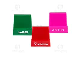 Suporte para celular preto em formato de mesa, com ajuste de inclinação e rotação. O celular na imagem está posicionado na